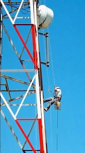 They work at a height of 500 meters, suspended by a single cable 📡