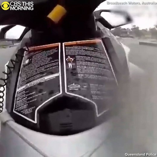 JET SKI CHASE: Police officers borrowed a jet ski from a family in Australia to chase down a suspect who was allegedly driving dangerously in a small boat. Officers took the suspect into custody and thanked the family for their help. https://cbsn.ws/2r6wpw3 | CBS Mornings