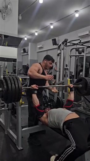 Impressive 200kg Bench Press Attempt