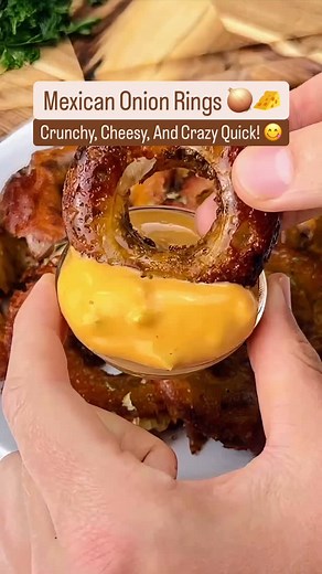 Mexican Onion Rings 🧅🧀 Grab a donut pan and get ready for cheesy, crunchy rings of flavor! Perfect for a quick snack, game day bite, or anytime you crave something crispy and low-carb. 😋 What You Need: 🧀 Shredded Mexican Cheese 🥩 1 lb Lean Ground Beef 🌮 1 Packet Taco Seasoning 💧 1/3 Cup Water 🧅 Onion Rings (sliced) 🍩 Donut Pan 🧂 Oil or Cooking Spray How It’s Done: 1️⃣ Brown the ground beef with taco seasoning and 1/3 cup water until fully cooked. 2️⃣ Preheat oven to 400°F (200°C). 3️⃣