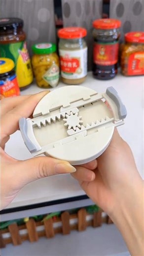 This Jar Opener Makes Tight Lids So Easy 😮
