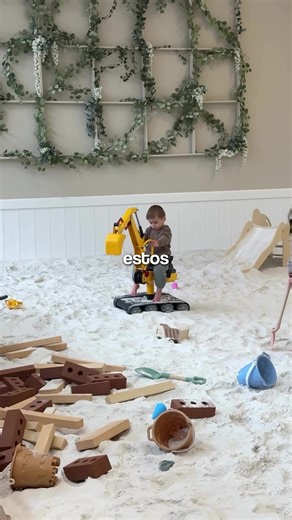 🏗️ Un arenero bajo techo convertido en negocio. Mismo juego. Nuevo contexto. Nuevo modelo. Los niños juegan, crean y socializan. Los padres pagan por una experiencia segura, controlada y sin pantallas. Una idea simple, brillante y totalmente replicable. 🚀 Guarda este vídeo y síguenos para más ideas de negocio que puedes empezar este año. #IdeasDeNegocio #Emprendimiento #NegociosCreativos #BusinessIdeas #marketingdeexperiencias