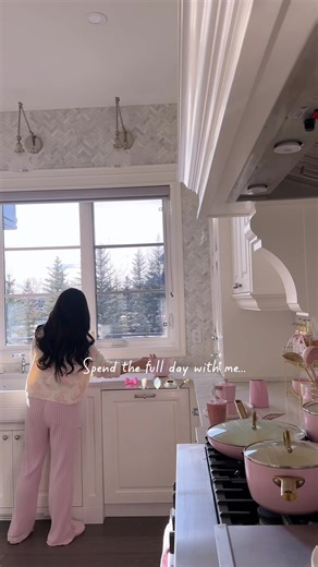 Spend a productive day with me!🎀🌅☁️🕯️early pink mornings, a fresh clean home, a little brand photoshoot fully in my self-care era…🩷🧘🏼🪄 #slmissglam #fyp
