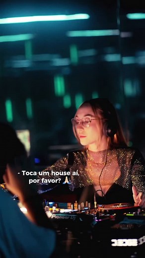 Bloomie ♡ on Instagram: "🪐 DJ não é iFood pra você fazer pedido! 😂 ☼ O setzão dessa noite no @dedgesp já está lá no meu Soundcloud e o link tá na bio. 🤍 (vem conferir se eu toquei um house mesmo) 🎥: @c.h.r.o.m.a.t.i.c.a Track ID: Kapput - @ostandkjex (@moonwalk_music Remix)"