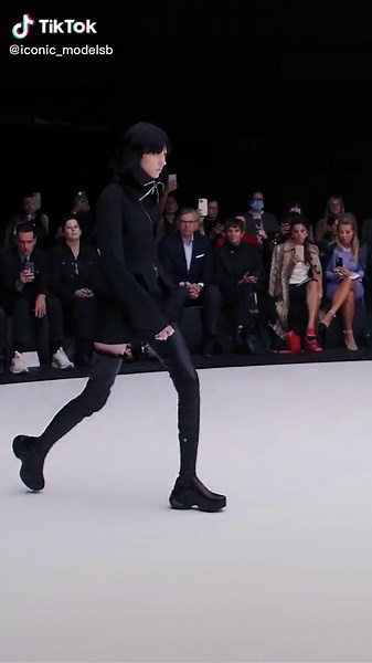 #publicidade | #sofiasteinberg opening the #givenchy SS22 // #runway #fashion #models