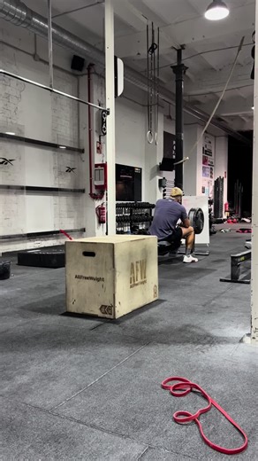 Amrap 15’ 16 cal row 4-8-12-16… burpee box jump over 3-6-9-12-15… bmu #fuerza #fit #crossfit #trending #salud