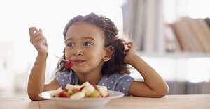 Apprenez à votre enfant comment bien manger (et aimer ça !)