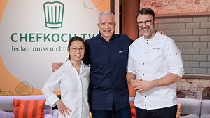 Heute ist es endlich soweit! Um 11 Uhr startet die allererste Folge von "Chefkoch TV - lecker muss nicht teuer sein" auf RTL.🥳 Schaltet unbedingt ein! 🥰 Moderiert wird Chefkoch TV von Sternekoch Alexander Herrmann mit tatkräftiger Unterstützung aus der hochkarätigen Jury, bestehend aus Sarah Henke und Tarik Rose! Montag bis Freitag um 11:00 Uhr bei RTL und jederzeit auf Abruf bei @rtlplus das Nachschauen ist für 7 Tage nach Ausstrahlung auch kostenlos möglich. ☺️ Mehr Infos zur neuen Koch-Show