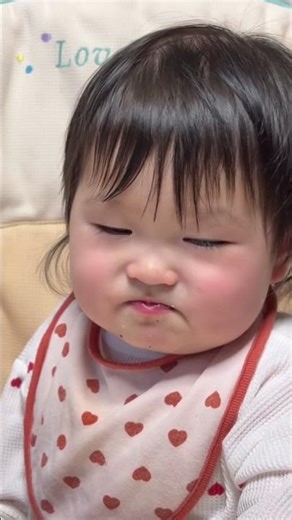 生後9ヶ月 離乳食/ほうれん草を食べてこの顔…でもちゃんと食べるの偉すぎ⋆ Eating spinach… that face, but she still eats it like a champ.