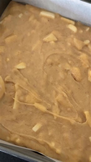 This Apple Oatmeal Cake is a must try Fall recipe. It features fresh apples with a buttery oat topping! Recipe in comments 👇 | Simply Made Eats