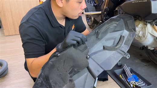 🛠️ มีเพื่อน ๆ ถามกันเข้ามาเยอะมากกกก! ว่า “ขอวิธีถอดฝาพลาสติกครอบแคร้ง ZONTES 368 Series หน่อย” ไม่ต้องเดา ไม่ต้องงมเองให้หัวร้อน 😆 เราทำคลิปสอนให้แล้ว! ดูปุ๊บทำได้ปั๊บ สบายกว่าแกะเองหลายเท่า 👉 รับชมได้ในคลิปนี้เลย ทั้ง ZONTES 368G / 368K / 368D ใช้วิธีเดียวกัน ถอดง่าย ไม่เสี่ยงหัก ไม่เสี่ยงพัง ช่างเราทำโชว์แบบ Step-by-Step ใครทำเองที่บ้านก็ได้ ใครไม่มั่นใจ…แวะมาที่ร้านได้เลย เดี๋ยวจัดให้แบบเนียน ๆ 🔧✨ #ZONTES368G #ZONTES368K #ZONTES368D #วิธีถอดฝาครอบแคร้ง #MOUNTECH #GKgoodkarn #เฮฟวี่คาเมลไ