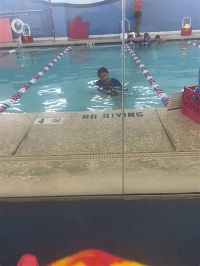 #titok #viralvideo #2025 Mi pezcadito de 2️⃣ años y 9 meses 🐠 aprendiendo a nadar ya solo en la piscina . #swimminglessons #privatelessons #prouddaddy