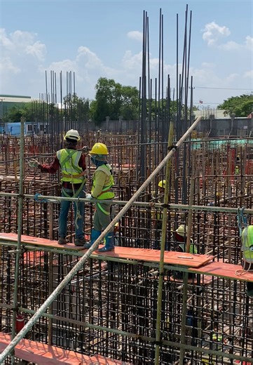 Installing Rebar for Retaining Walls in Construction