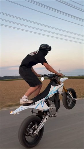 SuperMoto🔥#SuperMoto #wheelie #stunting #dirtbike #motorcycle