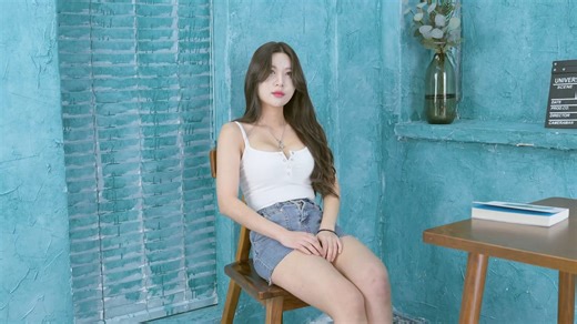 模特 Yeonju 蓝色迷你裙拍摄幕后花絮