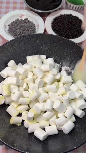 Marshmallow Crispy Magic #marshmallow #crispy #snack #sweet #treat | 陈陈雪花酥