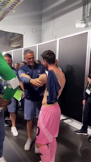 🥺 This is how Lionel Messi waited in the tunnel for his former PSG teammates 🔵🔴 greeting each one of them after their Club World Cup Round of 16 match 🏆 🥺 Así espero Lionel Messi en el túnel a sus ex compañeros del PSG 🔵🔴 para saludarlos a uno por uno después del partido de Octavos del Mundial de Clubes 🏆 #beINSPORTS #FIFACWC #MundialDeClubes #Messi #PSG | beIN SPORTS USA