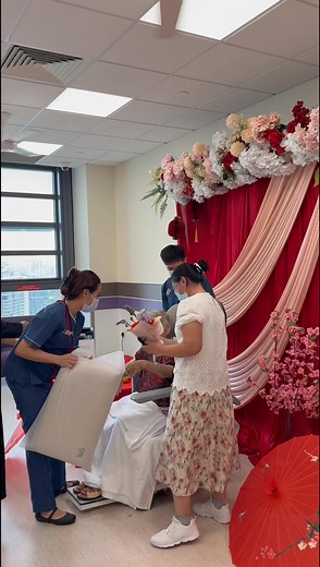 These past few weeks, our patients at the TTSH Integrated Care Hub (TTSH ICH) took part in various fun and interactive activities to usher in the Year of the Snake. Patients expressed their creativity through calligraphy painting and arts & crafts projects, tried their hands at making delicious pineapple tarts, and spread festive cheers with a CNY sing-along session. Our volunteers also joined us to offer their photography and grooming services – something that our patients thoroughly enjoyed wi