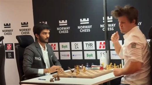 ഡി ഗുകേഷിനെതിരെ വൻ തോൽവി; മേശയിലിടിച്ച് ദേഷ്യം തീർത്ത് മാഗ്നസ് കാൾസൺ|വീഡിയോ