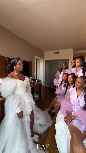 Bridal class in session 😅❤️ #h2oexperience Bride @bolahambolu Bride’s outfit @ouchcreative_home Bride’s stylist @bolahambolu Planner @c4sevents_ Bridal assistant @thealtarwithjaiye Makeup @maryshinepro Hair @abenasstudio Photography @mide_wey Videography @mideweystudios Groom’s outfit @oak.collection Content creator @filmsandease #BellaNaijaWeddings www.bellanaijaweddings.com | BellaNaija Weddings