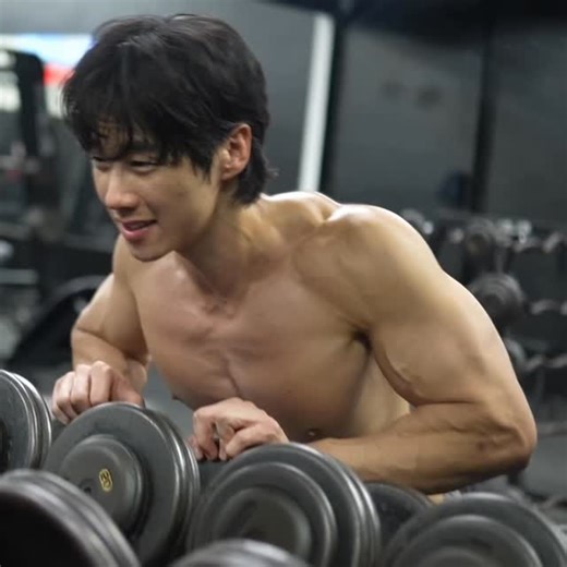 mik on Instagram: "Chest pumppp🙂‍↕️ I like doing these at the end of my workout to really squeeze all the blood into my chest! It’s fun! #gymmotivation #몸스타그램"