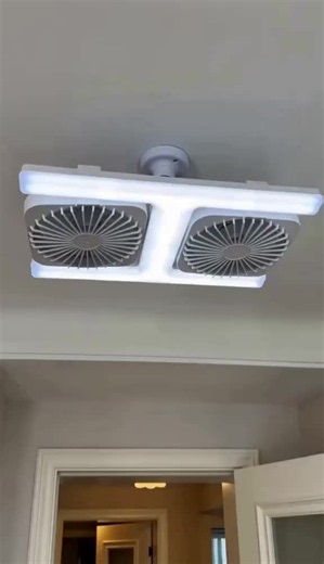 Dieser Deckenventilator mit Doppelkopf bietet zwei individuell schwenkbare Ventilatorköpfe für eine gezielte, gleichmäßige Luftzirkulation – ideal für größere Räume. Das integrierte LED-Licht ist dimmbar und oft in der Farbtemperatur einstellbar (warmweiß bis kaltweiß). Die Fernbedienung steuert Geschwindigkeit (3–6 Stufen), Licht, Timer und Sommer-/Wintermodus (Umluft auch im Winter). Der flüsterleise DC-Motor ist energieeffizient und langlebig. Das minimalistische Design (Weiß, Schwarz, Holzop