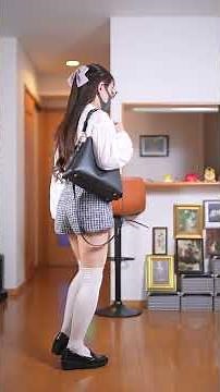 靴が三種類とチェックのショートパンツに白のオーバーニーソックスのコーデです