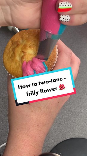 Two-Tone Buttercream Flower Piping Tutorial