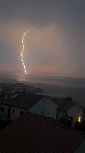 Brač u zagrljaju munja ⚡️ #croatia