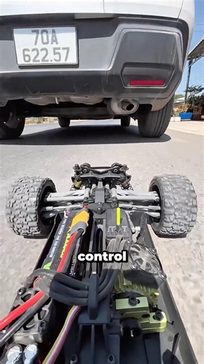 Este Carro A Control Remoto No Se Rompe 🤯