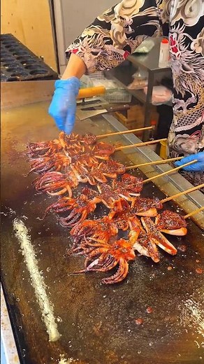 全長50cmの特大イカ焼き！秘伝のタレをかけて鉄板で焼き上げると香ばしさがたまらない【山賊海賊：上野】