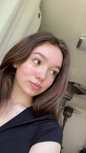 why do my eyes look kinda green?