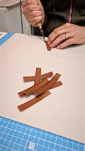 Série de pochettes A5 en cuir de vachette pleine fleur au tannage végétal pour @supernote_europe Épisode 2 : Le filetage du cuir Après la coupe et la refente vient une étape essentielle pour la finition : le filetage. 🔹 Qu’est-ce que le filetage ? Le filetage consiste à chauffer un filet métallique (souvent entre 80 et 120 °C selon le cuir) que l’on fait glisser sur la surface, le long des bords. Ce geste crée une fine empreinte parallèle au bord du cuir. 🔹 Pourquoi cette étape est importante 