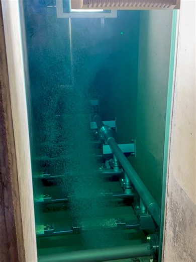 酒井 慶太【土浦市】 on Instagram: "【地域を支える土台】 先日、茨城県県南水道事務所霞ヶ浦浄水場へ伺ってきました！ 私たちが毎日何気なく使っている「水」。その一滴一滴が、どれほど高度な技術と判断の積み重ねによって守られているのかを、現場で学ぶ時間となりました。 今回新しく完成したオゾン促進酸化処理施設（AOP：Advanced Oxidation Process）も見学させていただきました。オゾンと過酸化水素を組み合わせ、強力な酸化力を持つヒドロキシラジカルを発生させることで、通常の浄水処理では除去が難しい微量有機物や臭気原因物質、簡単に言うとカビ臭を分解・無害化していく仕組みだそうです。 こうした高度なインフラは、地域に住むすべての人々はもちろん、子どもたちの命と成長を、土台から支えている存在でもあります。 安全な水があるからこそ、安心して飲み、食べ、学び、遊ぶことができる。水道は、教育や福祉の“前提条件”なのだと、改めて感じました。 だからこそ、この仕組みを「大人だけが知っていればいいもの」にしてはいけないとも思います。 水がどう守られているのか、なぜ技術や人の判断