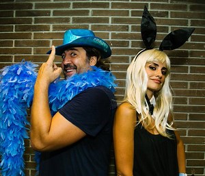 Penélope Cruz "invade" show do U2 vestida de coelhinha