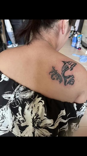 福岡の女彫り師が魅せる胸タトゥー
