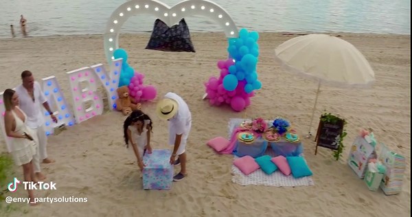 Gender reveal show… enamorada de este show en la playa 🌊💕😘🎊 #viral #miami #genderreveal #genderrevealparty #genderrevealplane #party #itsagirl #itsaboy #girlorboy #event #eventplanner #balloons #decorations_ideas #decoracionesglobos #decorations