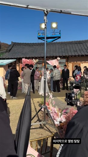 Thank you writernim @___3.8kg for sharing these behind-the-scenes moments from #OurStickyLove. The beautiful story you created will forever stay in our hearts.🫶 Please continue watching Our Sticky Love on Netflix and keep supporting the whole team!🍬🇵🇭 #JungHaeIn #정해인 @holyhaein