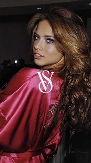 Runway Tape - Fashion & Models on Instagram: "She is literally unstoppable 😭 On @runwaytape #fashion #victoriasecret #model"