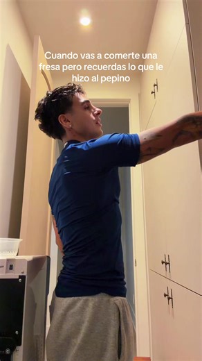 no soy el único que ve los videos de las frutas no? jaja | pepino y fresa
