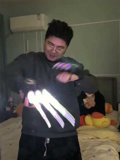 What?!! You call these glowing wolf claws chicken feet!!