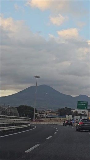 Gino hablando Mamá Tino Papá yendo a Nápoles volcan Vesubio Pompei región de Campania Italia 2/1/26