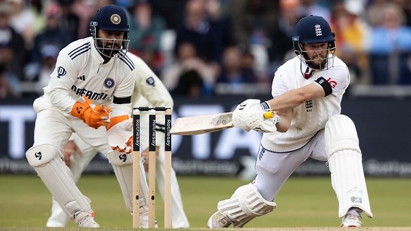 Duckett 149 lays the foundation as England hunt down 371 at Headingley