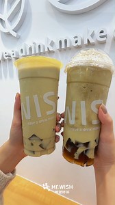 全新咀嚼料上市｜焙茶粉粿🥃 ✿ 𝙽𝚎𝚠 𝚒𝚝𝚎𝚖 જ⁀➴ 風再大都吹不走想喝冷飲的心~ 雪頂打發到光澤細緻，奶香四溢， 粉粿在燈光下透出 Q 彈的質地， 忍不住想送入口中細品品嘗~ 手作焙茶粉粿的柔嫩 Q 感， 帶著淡淡焙香🍃 咀嚼間能感受到茶葉烘焙後的風味層次。 五次窨製茶作底， 雪頂的滑和粉粿的 Q 堆疊在同一杯裡， 進到口中，每一層都有參與感。 #MrWISH #希望好茶 #五窨綠茶 #SOUSOU #新品上市 #焙茶粉粿 #有好茶_才有好果茶 | Mr. WISH 希望好茶