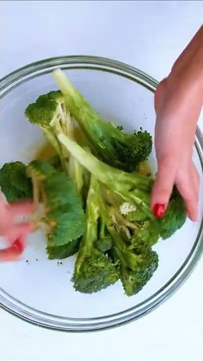 Lemon Roasted Broccoli (the tastiest, sexiest side dish ever)! #shorts #broccoli #sidedish #roasted