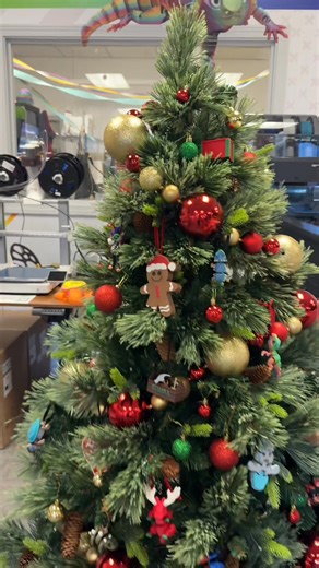 Bumpa’s Christmas tree is sparkling with cheer, ornaments from past years make the magic feel near. With every twinkle and memory we see, It feels like Christmas will last endlessly! 🎄 | Bumpa Built