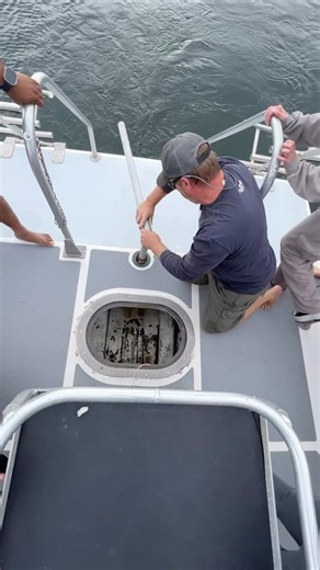 Capt. Dean kept us on our toes during crew training! He showed us how to manually maneuver the rudder 💪 to steer the boat if steering from the bridge were to fail. We train for these scenarios to build muscle memory 🧠 so that we can respond quickly in an emergency, just like divers do during their Rescue Course. 🛟 #divecrew #divedivedive #scuba #scubadiving #scubadiver #puravidadivers #diveboat #boatdiving #driftdiving #divecrew #boatcrew #divesouthflorida #adventureflorida #travelflorida #di