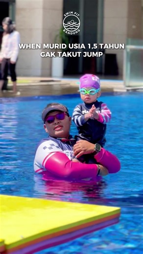 Murid @msfit.coach yang usianya 1,5 tahun gak takut jump? Bukan hal aneh tentunya, karena Ms Fit selalu nunjukin rasa percaya diri ke setiap muridnya berapapun usianya🤩✨ ——————————— More Info & Reservation: 📞 CP \\ WA : 62 82129558886 / 082115663825 📧 : swimmfitbandung@gmail.com 📍 : D’Oasis swimming pool 📍 : Abadi Sport Center 📍 : Hotel Hilton Bandung 📍: Kolam Pandiga Sport Cimahi 📍: D'Sovia Hotel 📍: Puri Setiabudhi Hotel #langsungbisarenang #berenangseru #swimfitbandung #lesrenangberku