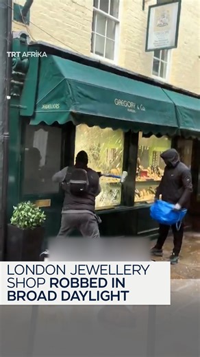 TRT Afrika on Instagram: "Two masked men robbed a jewellery shop in broad daylight in the Richmond area of southwest London on January 31. Staff inside the shop attempted to stop the robbery but were unable to prevent the suspects from taking jewellery and fleeing, as bystanders looked on."