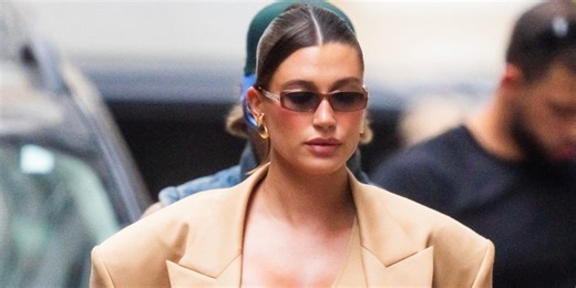 Hailey Bieber werd gespot in de coolste schoenen van het moment en inspireert ons wederom